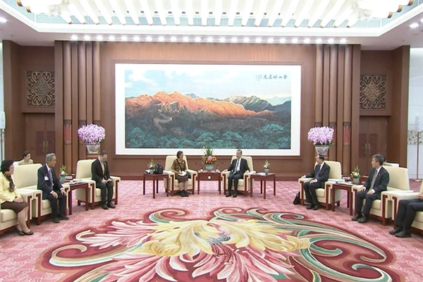 Çin Dışişleri Bakanı Yi, Prenses Sirindhorn ile Pekin'de buluştu