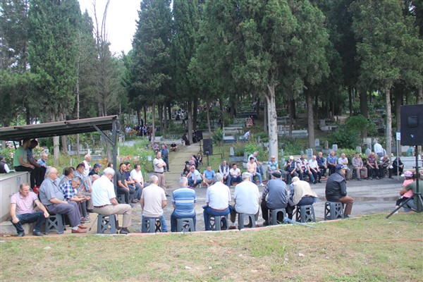 Ferizli'de arefe günü etkinliği Merkez Mezarlığı'nda düzenlendi