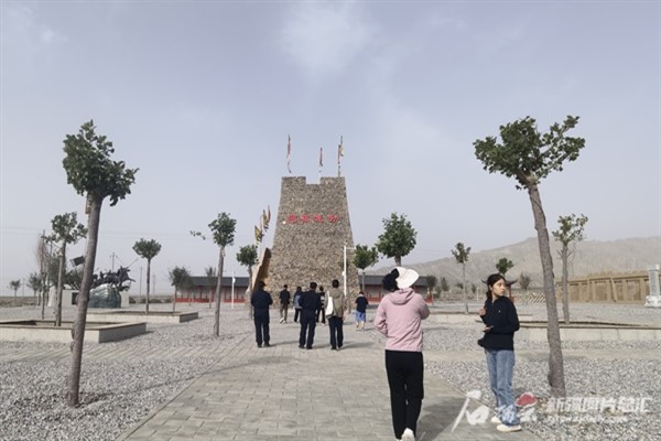 Gobi çölündeki Bedel İşaret Kulesi neden turistlerin ilgi odağı oldu?