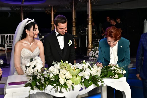 İYİ Parti Genel Başkanı Akşener, nikah şahitliği yaptı