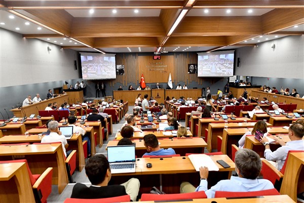 İzmir Büyükşehir Belediye Meclisi’nden Başkan Soyer’e yetki