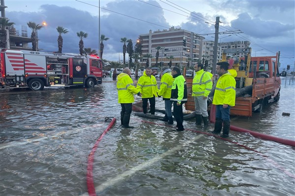 İzmir'de deniz seviyesi 1 metre yükseldi