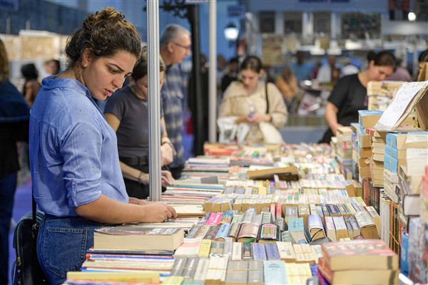 İzmir Kitap Fuarı, imza günleri, etkinlikler ve söyleşilerle devam ediyor