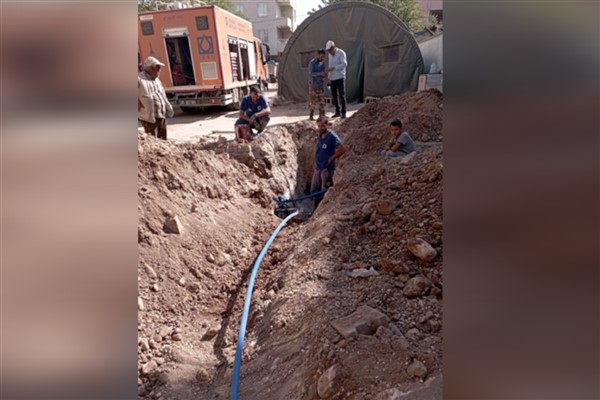 İZSU ekibi deprem bölgesinin içme suyu hatlarını onarıyor