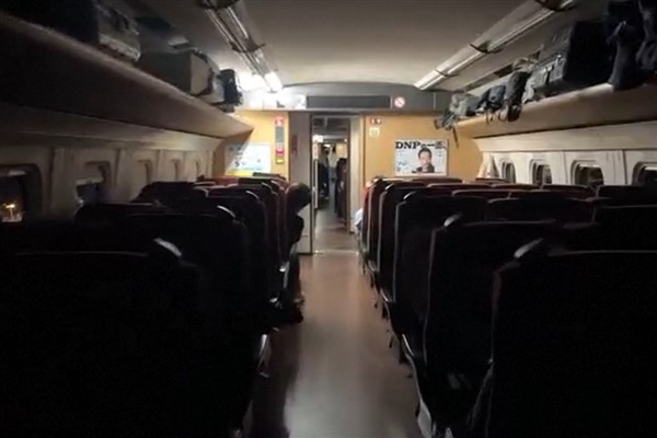 Japonya'da deprem nedeniyle Shinkansen hızlı tren seferleri durduruldu