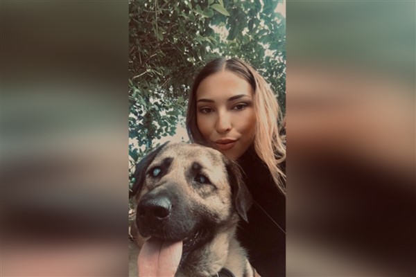 Kadıköy’de barınaktan sahiplendiği görme engelli köpeğine ev kiraladı