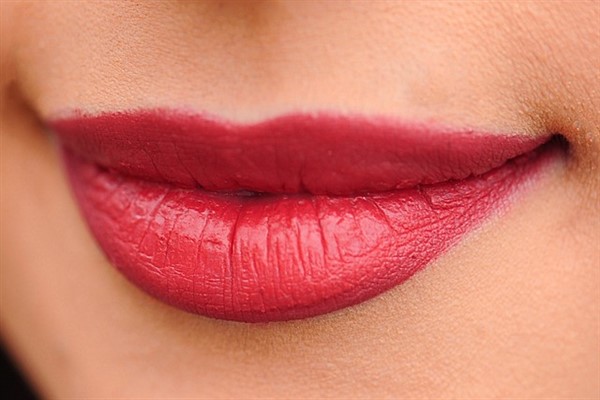 Lip Repositioning işlemi dudakların fazla yukarı çıkmasını engelliyor
