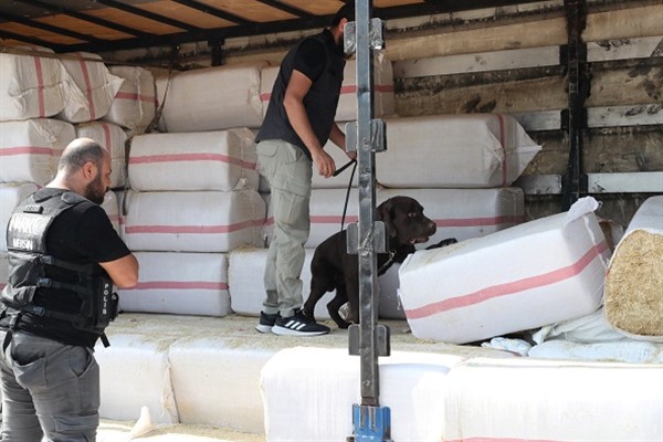 Mersin'de saman balyalarının arasından 279 kilo uyuşturucu çıktı