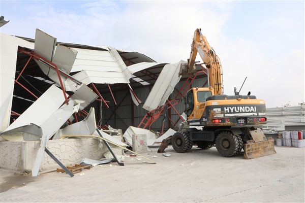 Mudanya Belediyesi kaçak yapılarda yıkımlarını sürdürüyor