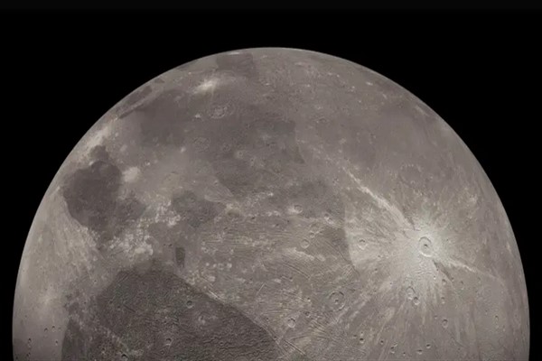 NASA, Ganymede'ın yüzeyinde tuz ve organik maddeler gözlemledi