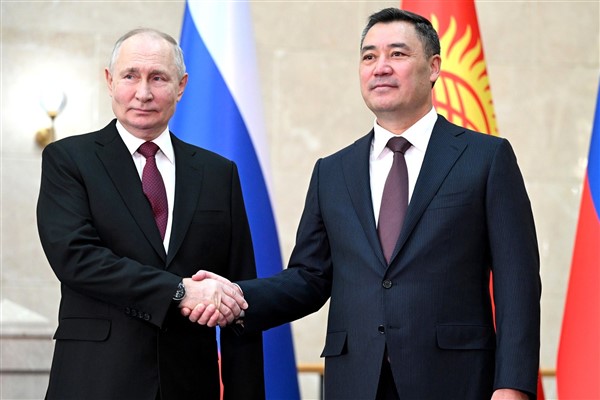 Putin, Kırgızistan Cumhurbaşkanı Caparov ile görüştü