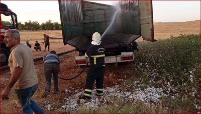 Şanlıurfa 'da Seyir halindeki traktör römorkunda yangın çıktı: Tonlarca pamuk kül oldu