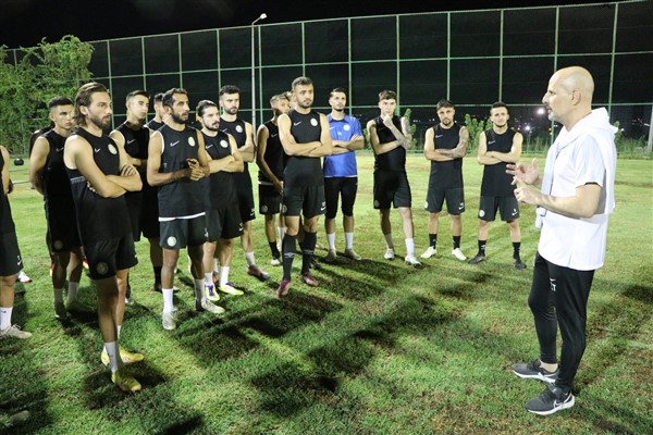 Şanlıurfaspor teknik direktörü Zafer Turan yeniden takımın başına geçti