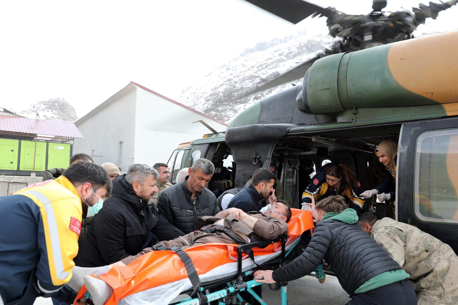 Şırnak'ta kalp krizi geçiren bir vatandaş helikopterle hastaneye tahliye edildi