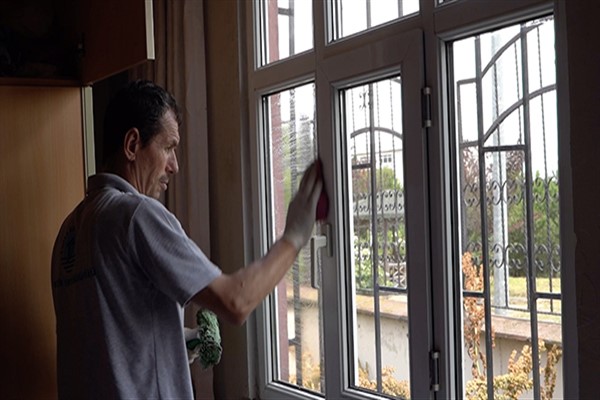 Tuzla’da 65 yaş üstü vatandaşların ev temizliği belediye ekipleri tarafından yapılıyor