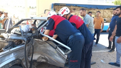 Urfa'da kontrolden çıkan otomobil bariyerlere çarptı:1 yaralı
