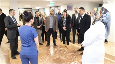 Vali yardımcısı Yeliz Mercan Müdür Solmaz Psikiyatri Servisinde yatan Hastaları ziyaret ettil