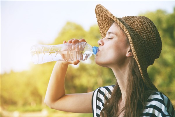 Yaz aylarında susuzluğu gidermeye yardımcı olacak besinler tercih edilmeli