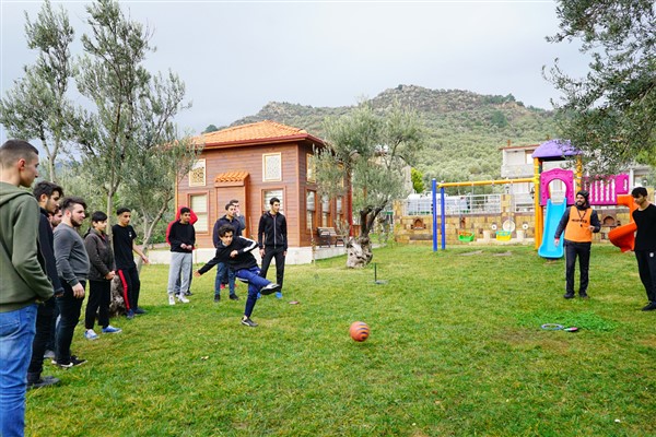 Zeytinburnu’nda karneyi alan öğrenciler yaz tatili boyunca, eğlenceye doyacak